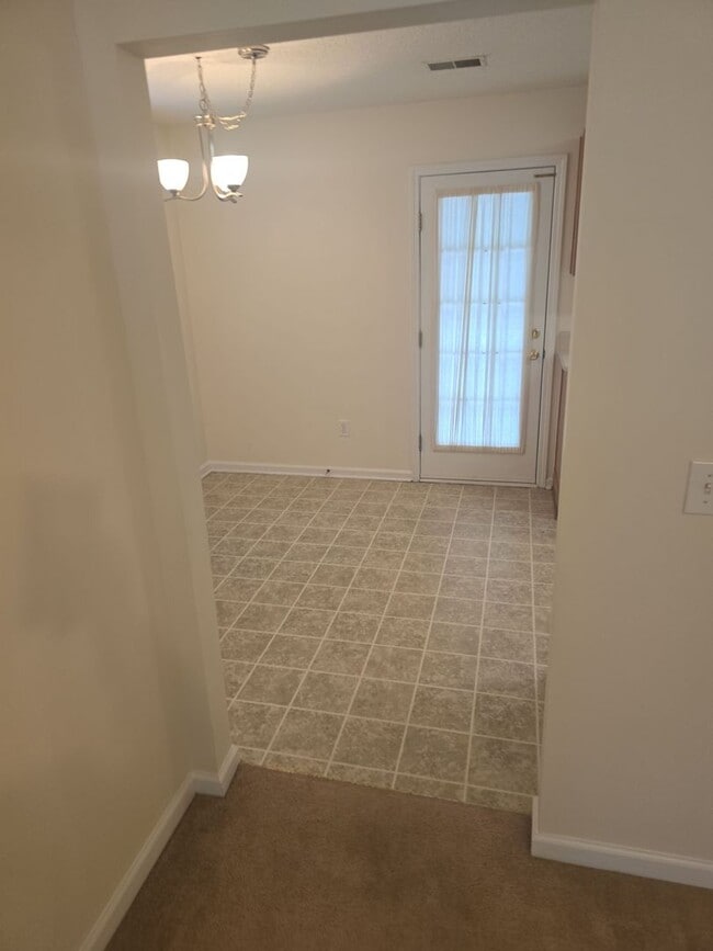 Building Photo - 3 bedroom, 2 bath home in a great area nea...