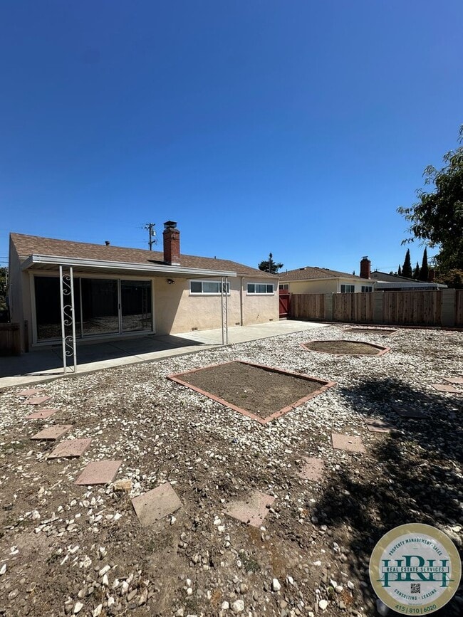 Building Photo - Spacious & Bright 3BR|2BA House in the Hea...