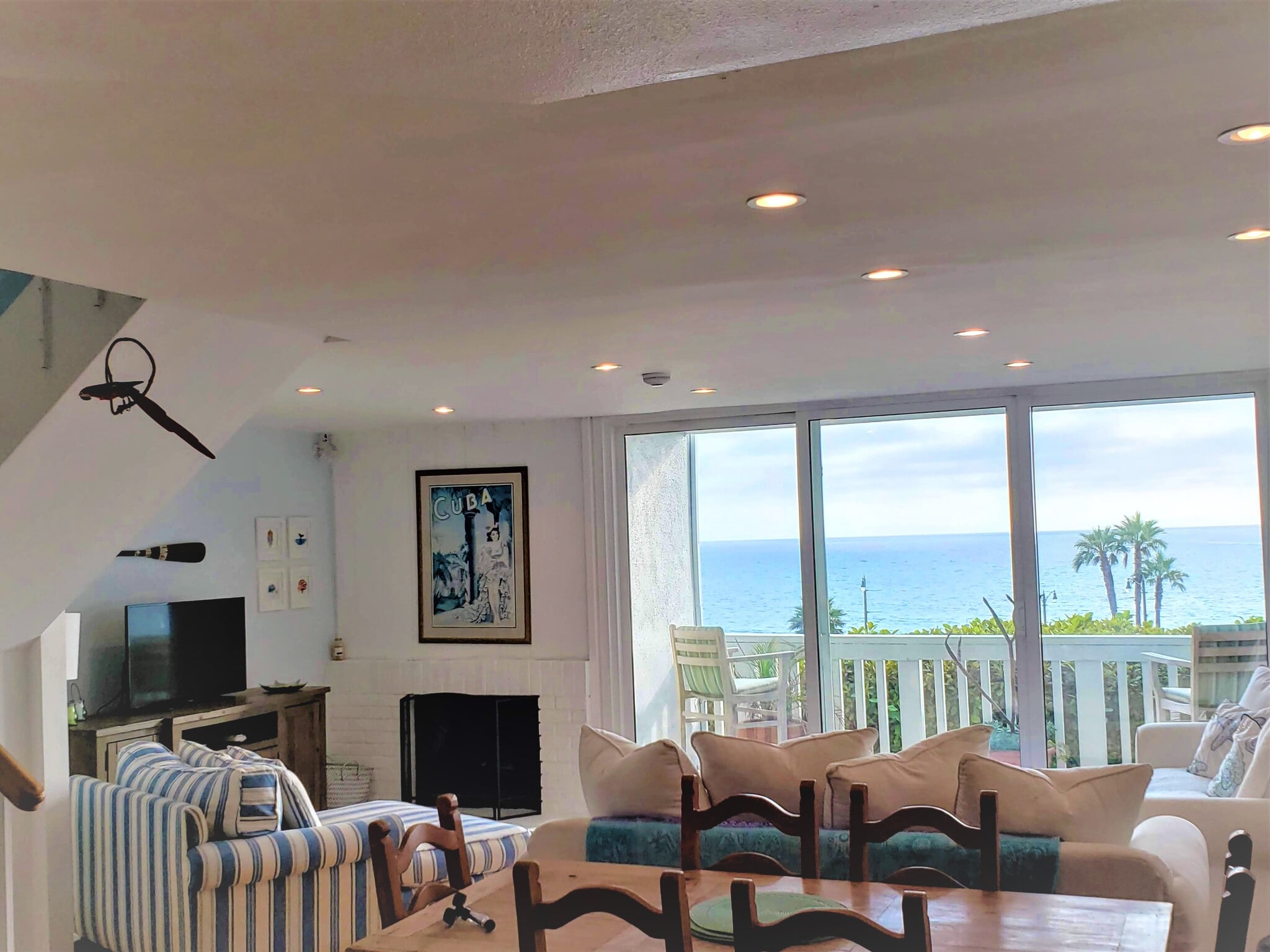 Living room view / Fireplace - 665 The Village