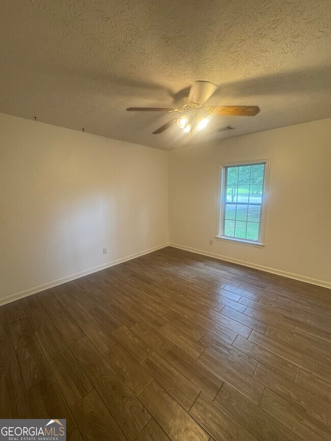 Building Photo - 105 Fox Trail Pl