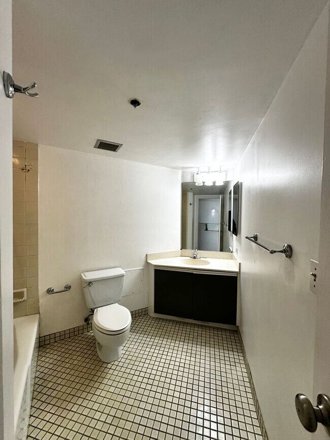Building Photo - Waikiki - Liliuokalani Gardens-1BR 1 BA Co...