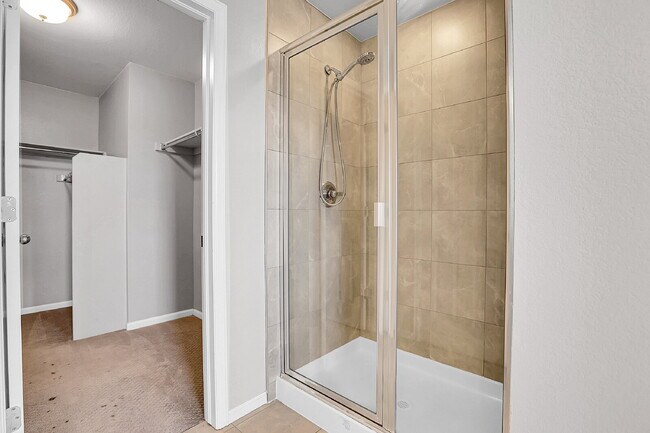Building Photo - $2,600.00, 3 bed, 2.5 bath located in Denver