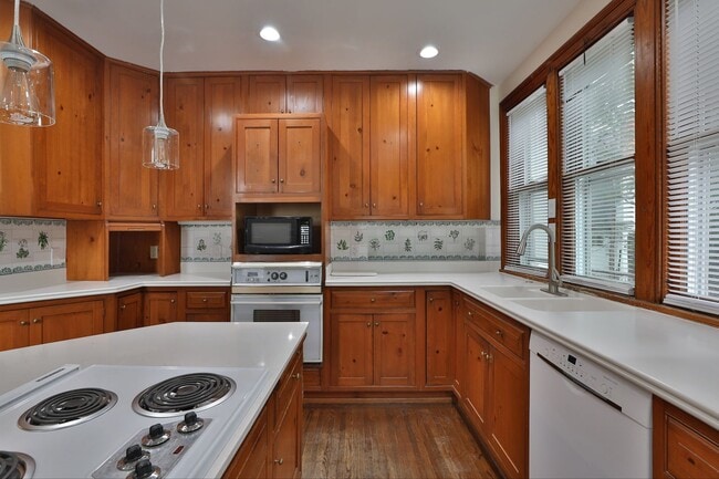 Building Photo - 2104 Iuka Ave