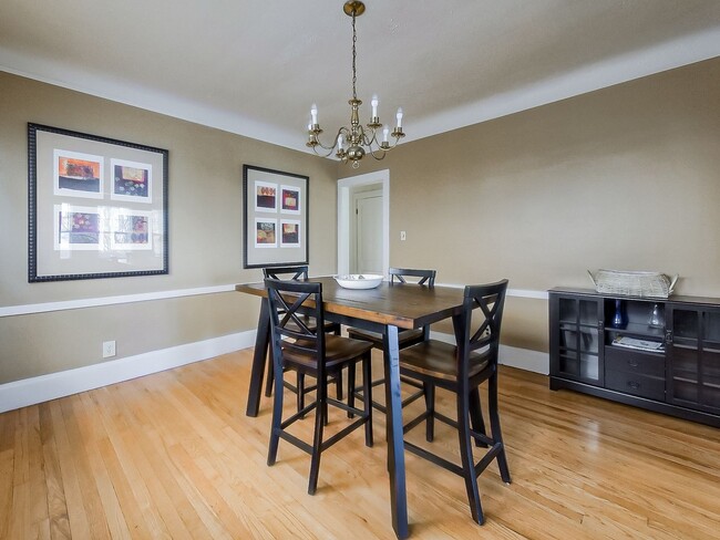 Building Photo - Welcome to this charming 2 bedroom, 1 bath...