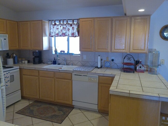 Building Photo - Seasonal Winter Rental Nov 1st to April 30...