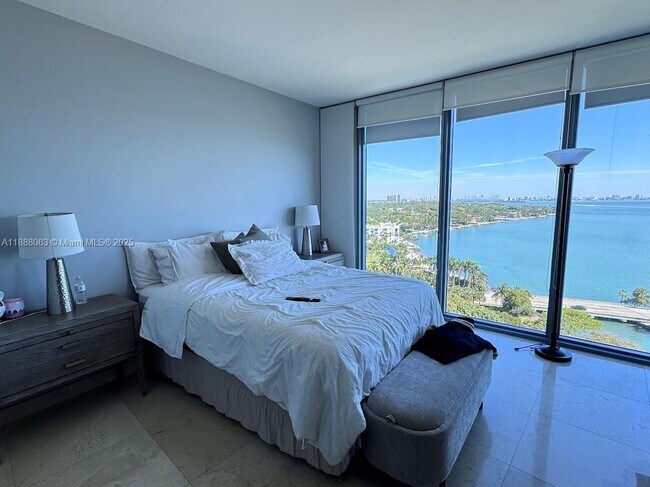 Building Photo - 601 NE 36th St