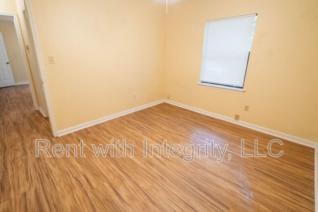 Building Photo - 1500 Twin Lakes Cir