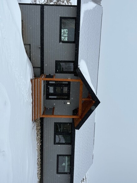 Building Photo - 18 Pine Dr
