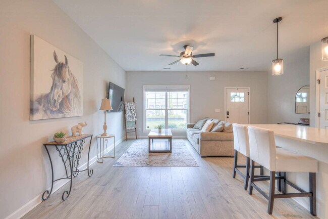 Building Photo - Like-New Modern Townhome Near Dining, Shopping, Trails & Old Hickory Lake