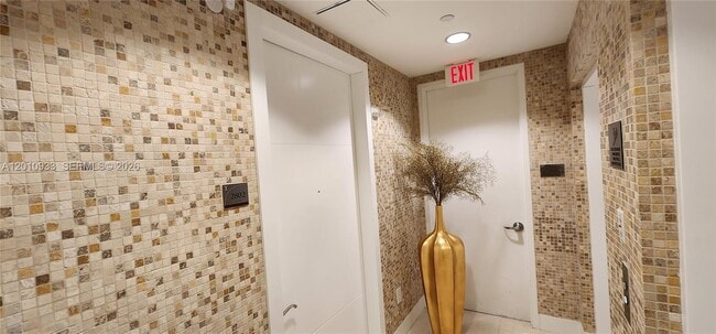 Building Photo - 15811 Collins Ave