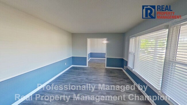 Building Photo - Updated 3 BD/2BA Home on Spacious Corner Lot