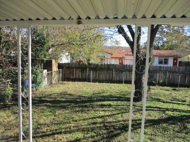 Building Photo - 1005 S 11th St