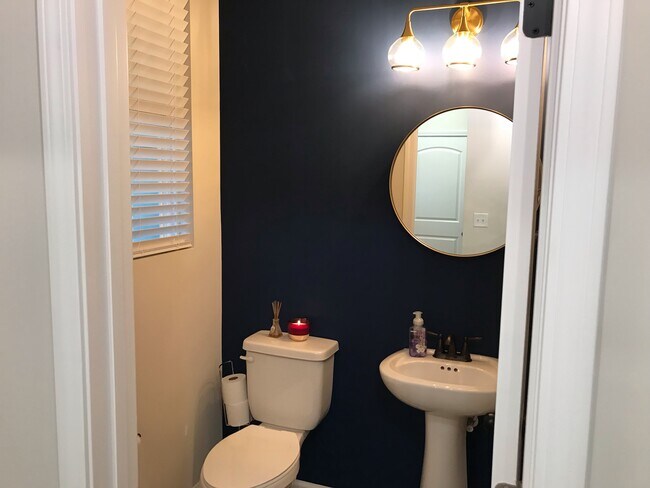 Building Photo - 3832 Amalia Pl