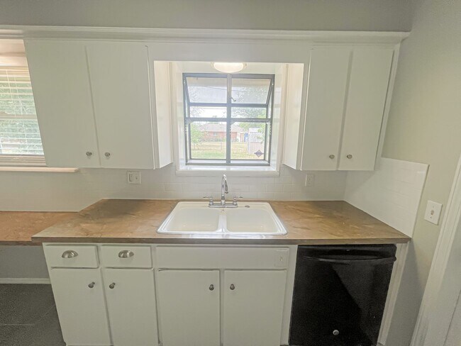 Building Photo - Updated 3/1 Home with Vaulted Ceilings & Large Fenced Backyard