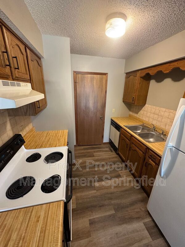 Building Photo - 3720 N Farm Rd 165