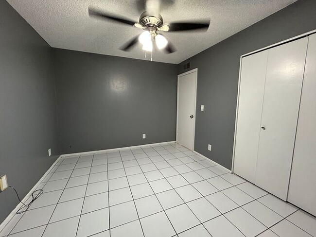 Building Photo - 1101 N April Cir