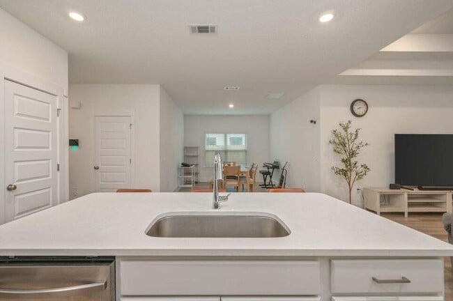 Building Photo - 214 Lyla Ln