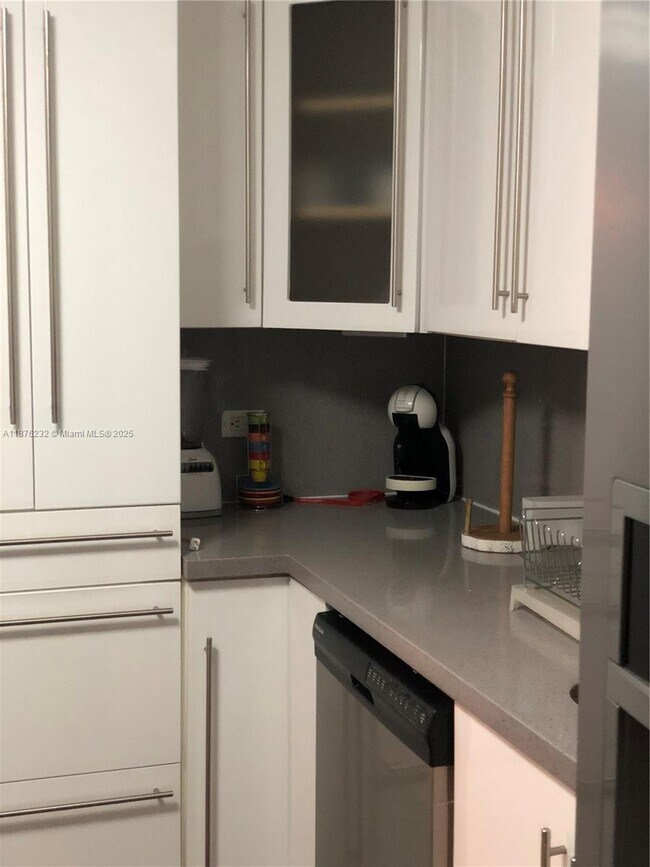Building Photo - 905 Brickell Bay Dr