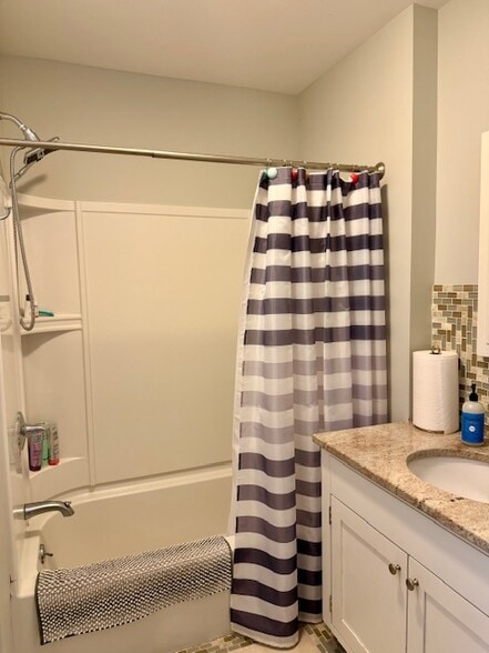 Building Photo - 10 Pine Point Rd