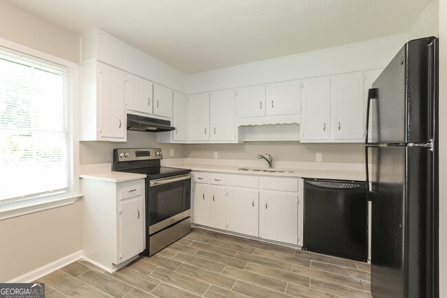 Building Photo - 2974 Landmark Dr SE