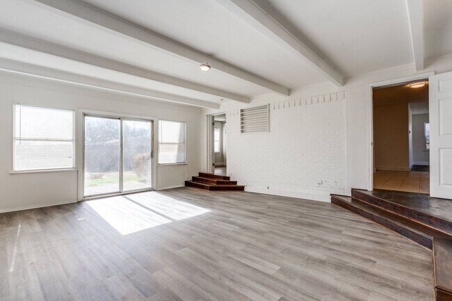 Building Photo - Spacious 4 Bed 2 Bath Home with Stainless Steel Appliacnes