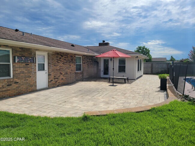 Building Photo - 325 Alexander Dr