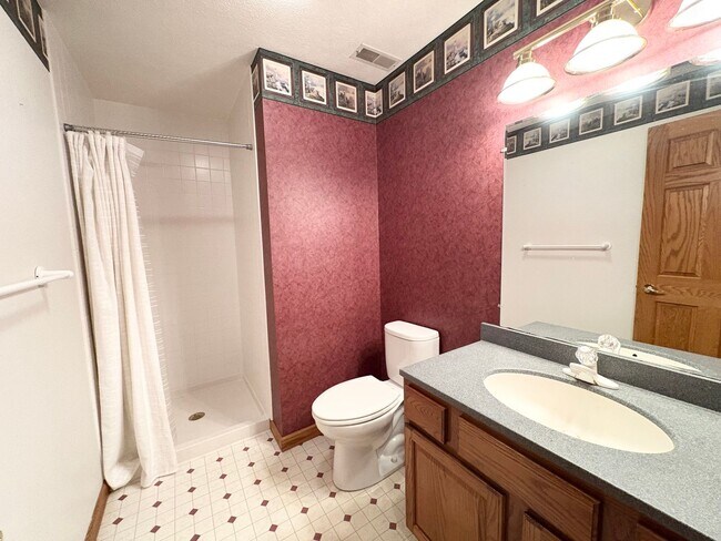 Building Photo - Stunning 5-Bedroom Home in Eagle Crest subdivision