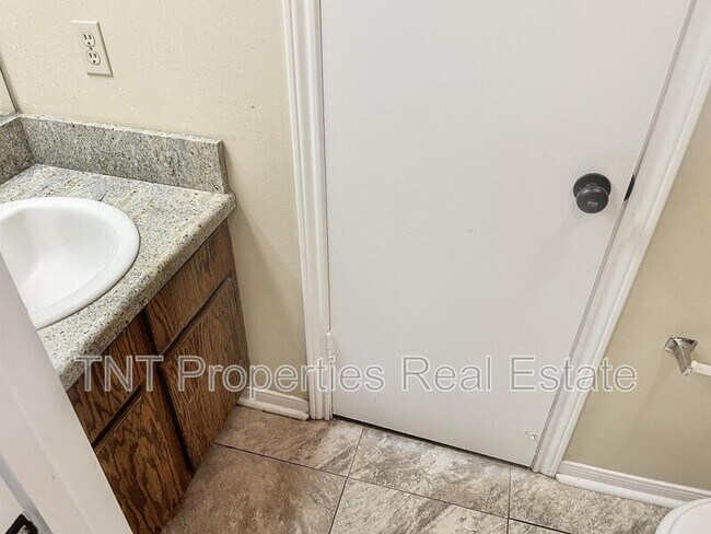 Building Photo - 1811 Woodsman Dr