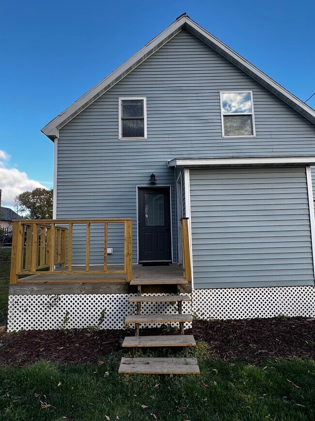 Building Photo - 313 Victoria Ave