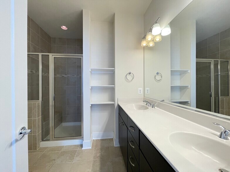 Primary Bath - 924 King Farm Blvd