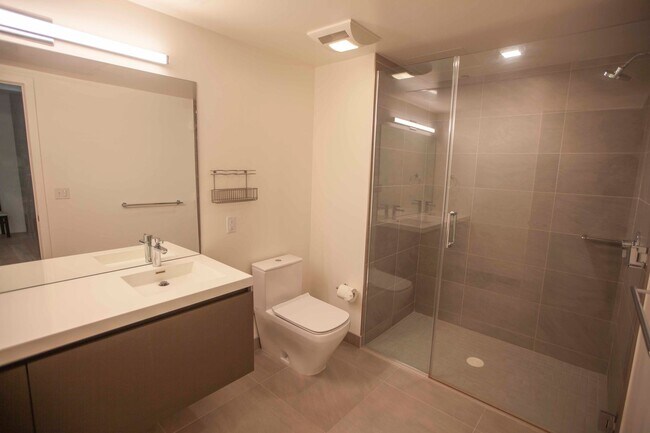 Building Photo - 2BD/2BA Modern Condo w/ Abundant Natural L...