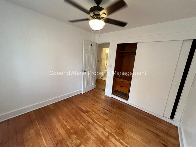 Building Photo - 2 bed house in incredible location!