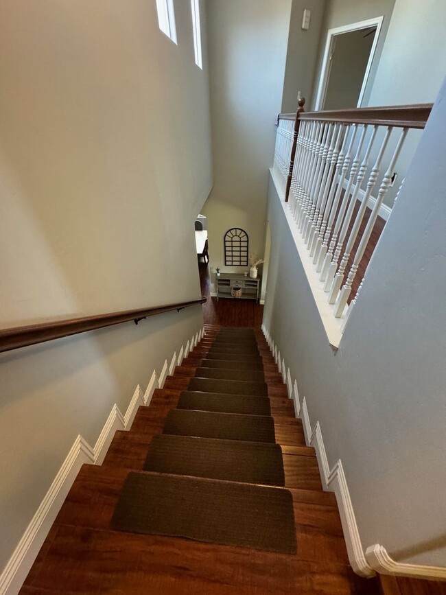Building Photo - Beautiful single-family home with 6 Bedroo...