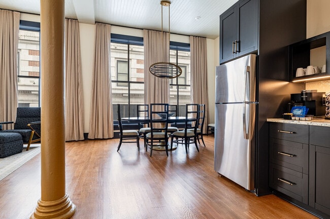 Building Photo - 1011 Canal St