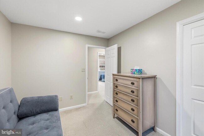 Building Photo - 4880 Chevy Chase Dr