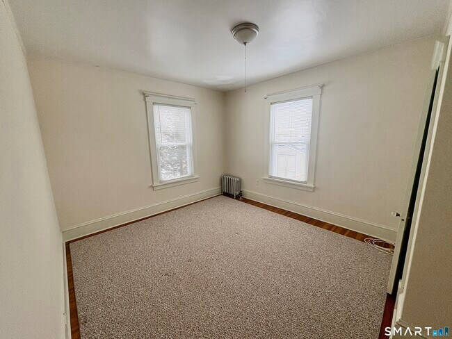 Building Photo - 119 Squire St