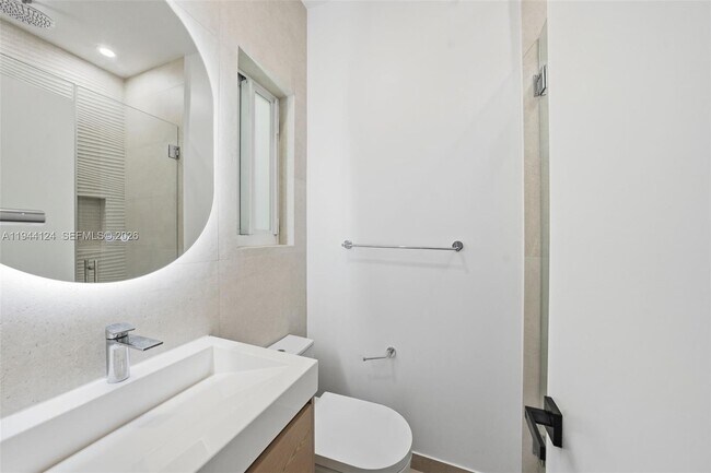 Building Photo - 950 S Shore Dr