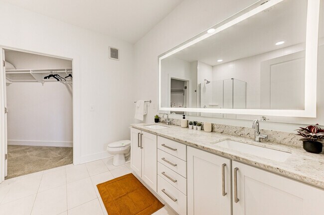 Building Photo - 975 Memorial Dr SE