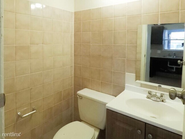 Building Photo - 2 br, 2 bath Townhome - 6609 Brittmoore Rd