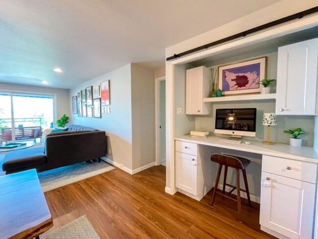 Building Photo - 2b/2ba Seattle House