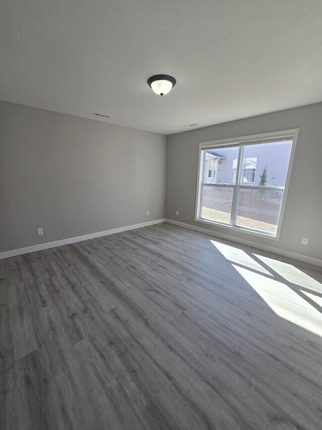 Building Photo - 2 Bedroom 1.5 Bath Townhouse Apt in Osage Beach!