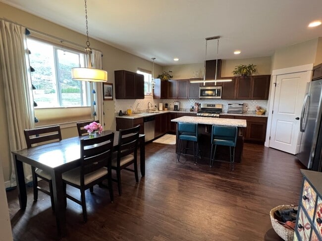 Building Photo - Beautifully constructed! 3 bed/2.5 bath ho...