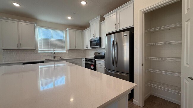 Building Photo - 2173 N Renn Ave