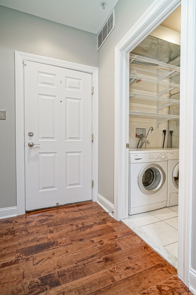 Building Photo - 6 Strawberry St