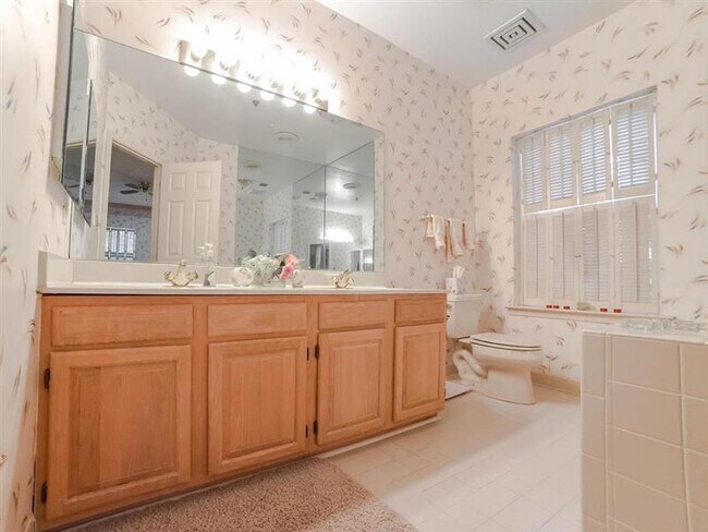 Building Photo - Stunning 2 Bedroom and 2 Bath Townhome !