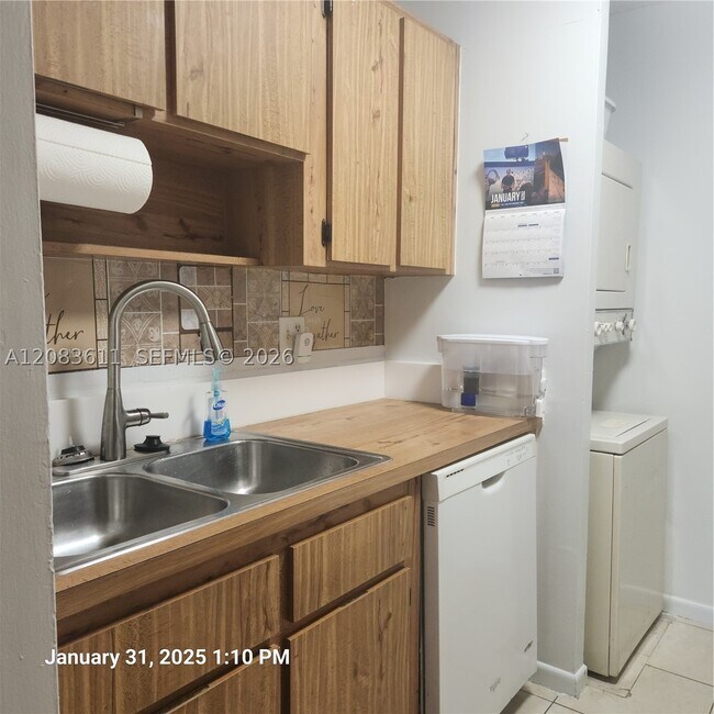 Building Photo - 10004 Twin Lakes Dr