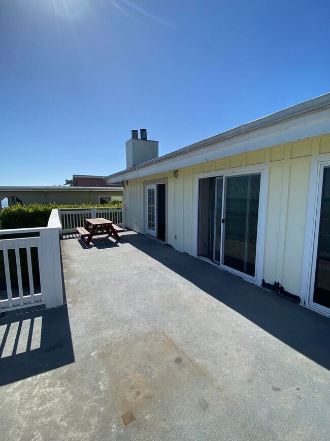 Building Photo - 6557 Del Playa Dr