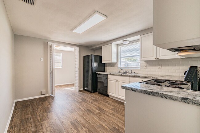Building Photo - 3/2/1 in Port Richey