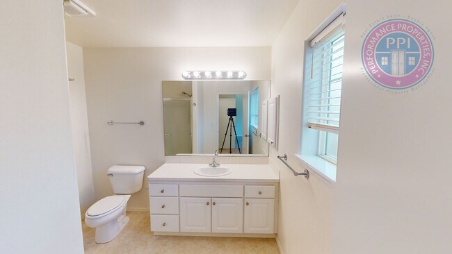 Building Photo - Updated Beatiful Townhome! Large open Kitc...