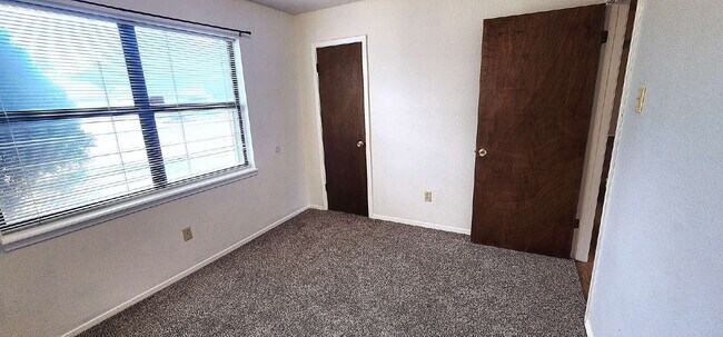 Building Photo - Beautifully updated 3/2/2 in the Meadows -Modern Updates & Flexible Living Space!